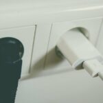 чи можна залишати зарядку в розетці