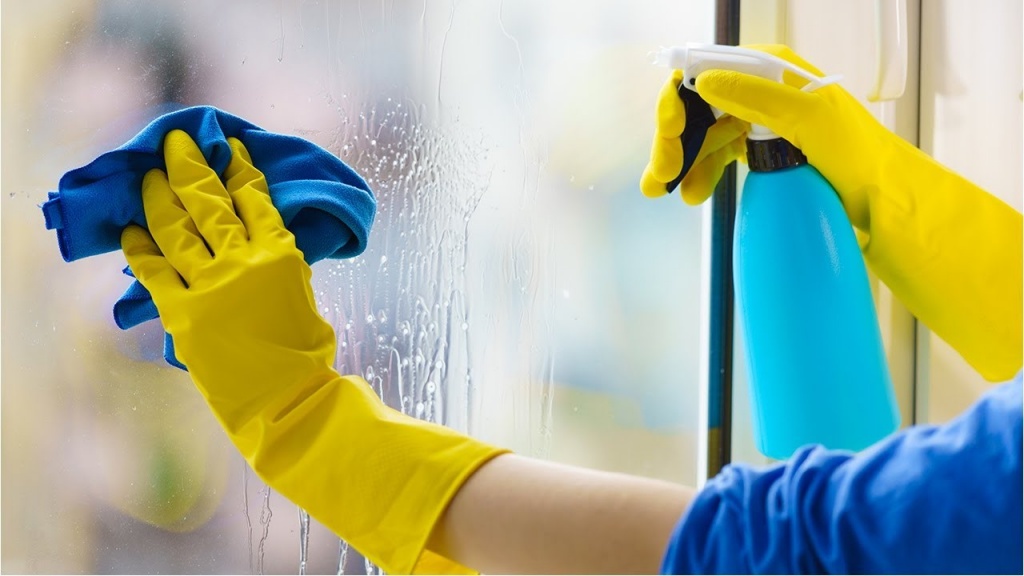 Чим відмити скотч від скла: ефективні способи без слідів