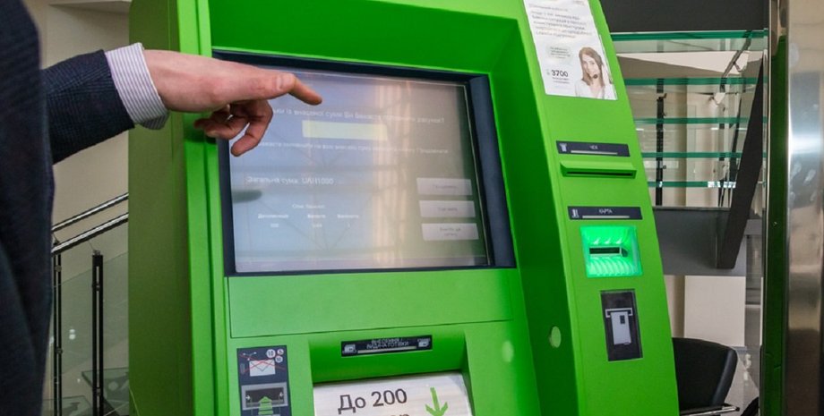 Допомога пенсіонерам від ПриватБанку: пільги, картки та програми 2026