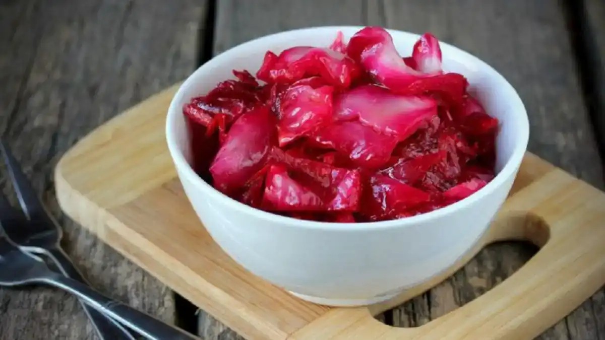 Рецепт маринованої капусти з буряком: хрумка пелюстка для новачків і майстрів