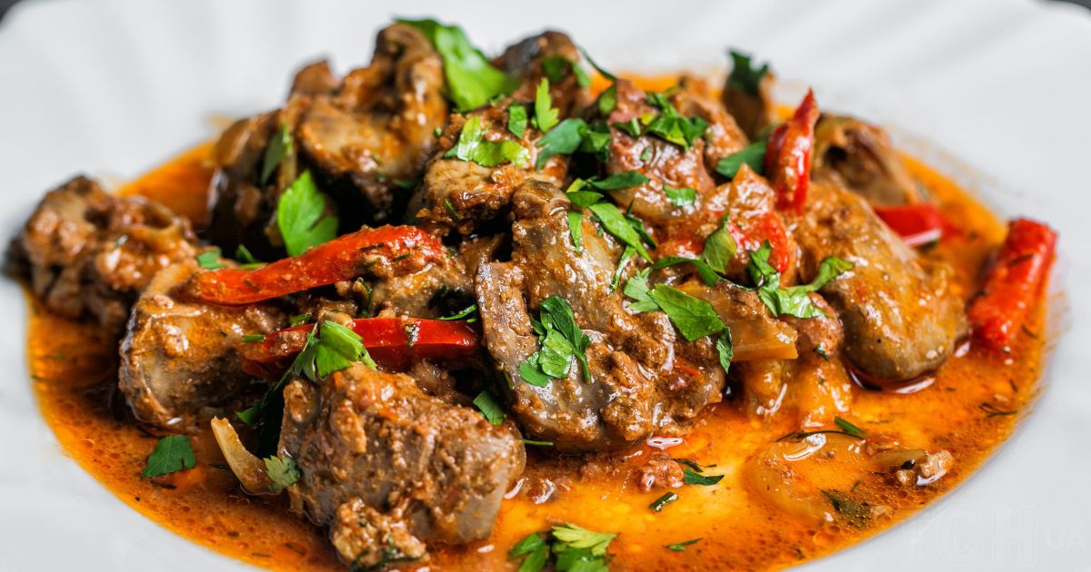 Тушкована свинина: ніжне м’ясо, яке тане в роті та зігріває душу