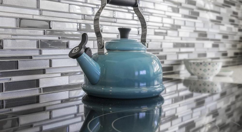 Як почистити чайник лимонною кислотою: ефективний спосіб повернути блиск і свіжість